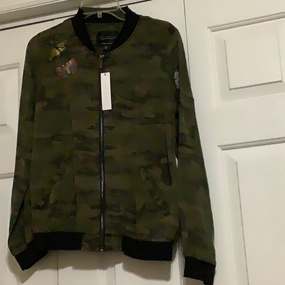 NWT zip up Camo jacket embroidered with butterflies by Sanctuary. Size XS.